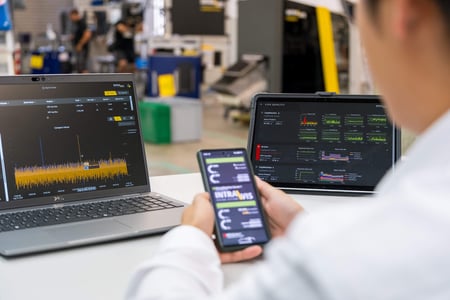 Auf Smartphone, Tablet oder PC - der IntraVisualizer liefert wertvolle Produktionsinformationen.
