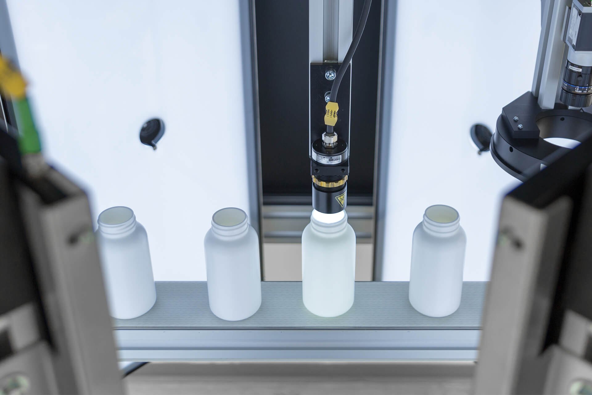 intravis-bottles-spotwatcher-pharma-container-inspection-1920x1080px