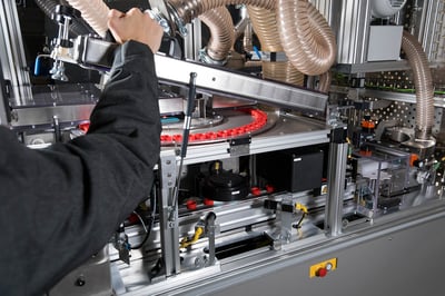 Der CapWatcher Compact von INTRAVIS vereint Sortier-, Zuführ- und Inspektionseinheit