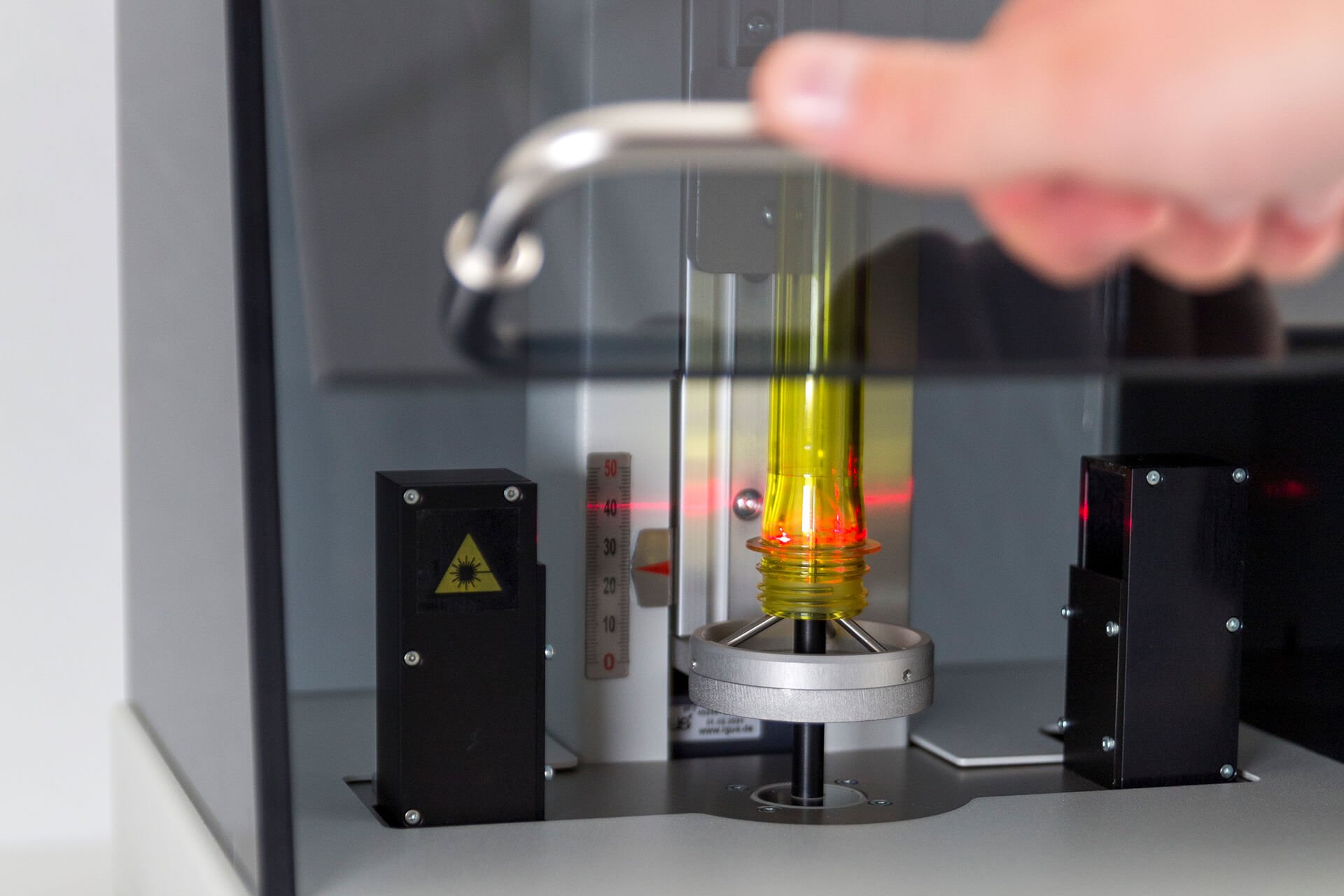 intravis-preform-colorwatcher-lab-system-in-action-scanning-1920x1280px