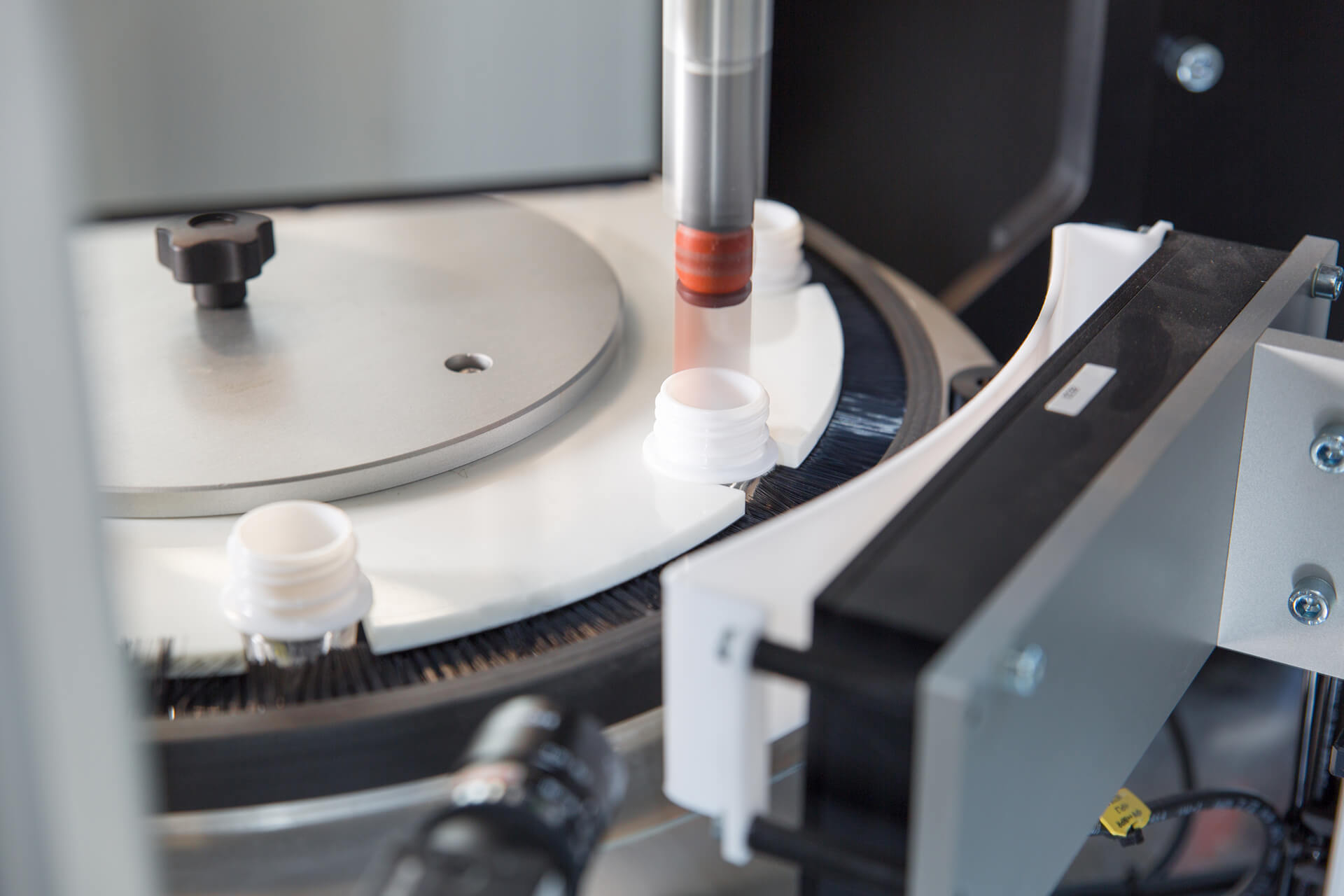 Preform Lab Sample-PreWatcher: detailed preform inspection in the lab or inline
