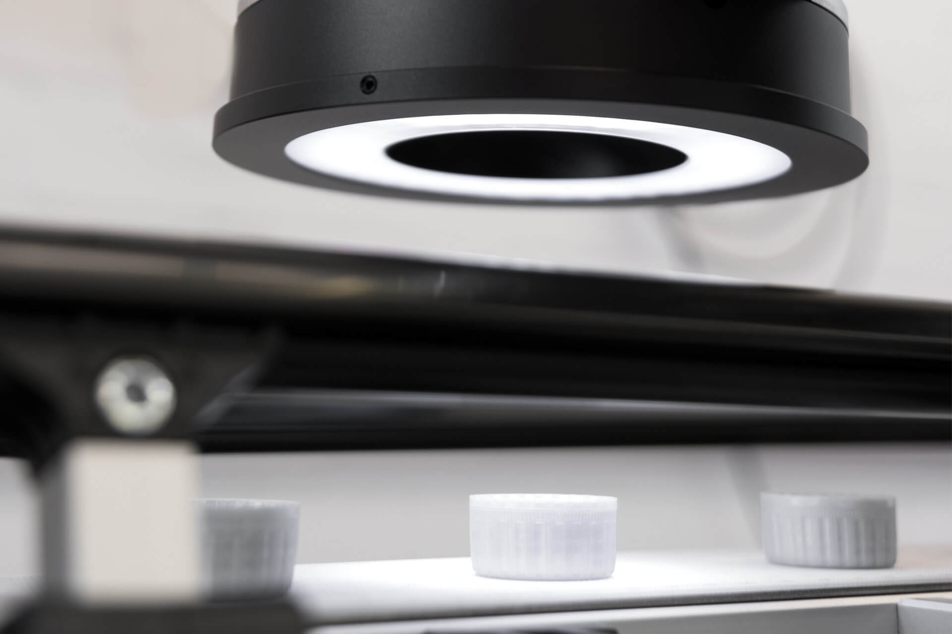 intravis-vision-inspection-intraone-closure-inspection-close-up-1920x1280px